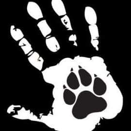 En la imagen/dibujo: la palma de una mano humana en color blanco y dentro de ella una patita de perro en color negro